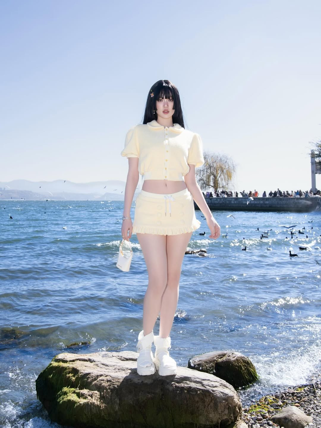 Ngọc Trinh, tên đầy đủ Trần Thị Ngọc Trinh (sinh năm 1989), là người mẫu, diễn viên và doanh nhân nổi tiếng tại Việt Nam.