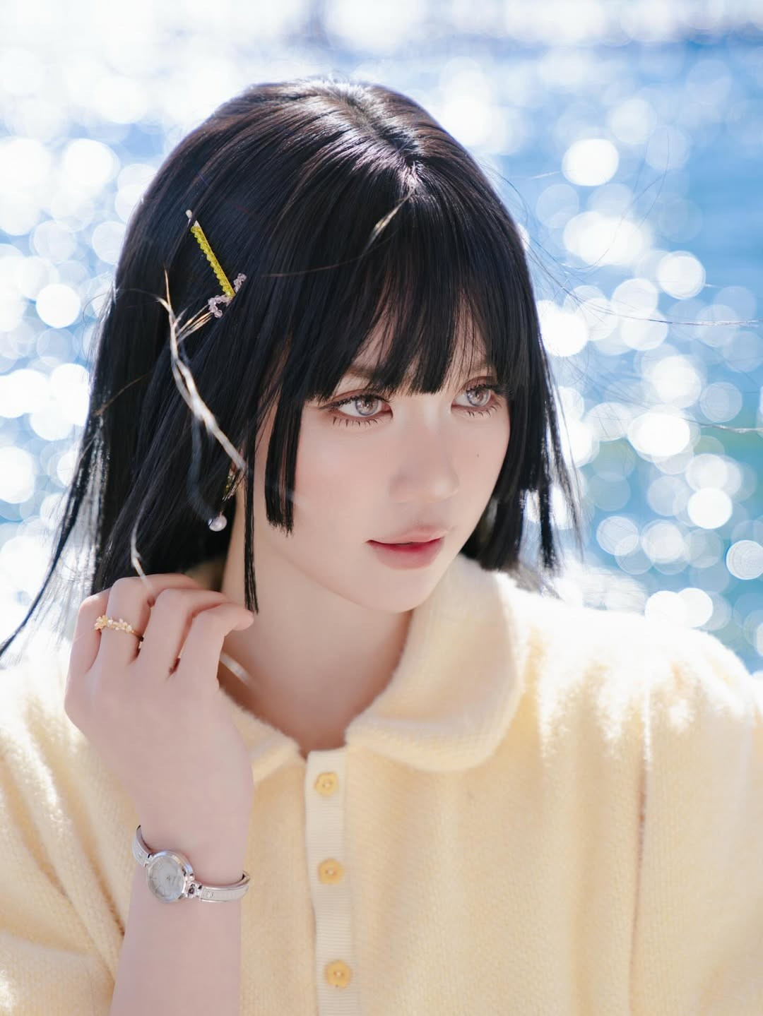 Kiểu tóc này giúp tổng thể diện mạo của Ngọc Trinh trở nên trẻ trung, trong trẻo nhưng vẫn giữ được nét quyến rũ đặc trưng. Dưới ánh sáng tự nhiên, mái tóc đen tuyền kết hợp làn da trắng mịn càng làm nổi bật các đường nét gương mặt, đặc biệt là đôi mắt to tròn và sống mũi thanh tú.