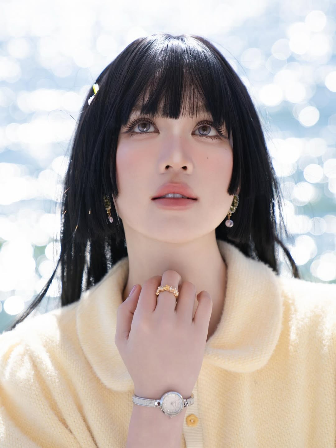 Trong bộ ảnh, Ngọc Trinh diện trang phục tông màu pastel nhẹ nhàng, chất liệu mềm mại, tạo cảm giác nữ tính và tinh khôi. Cách trang điểm cũng được tiết chế, tập trung vào làn da căng bóng, đôi môi hồng nude và hàng mi cong tự nhiên – đúng tinh thần make-up trong veo thường thấy của các cô gái Nhật Bản.