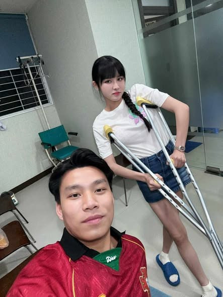 Hồi tháng 7, Bích Hạnh còn gây chú ý khi cho biết bạn trai bỏ 100% tiền khi mua một căn nhà song để cô đứng tên chung trong sổ đỏ. Số tiền lương, thưởng hàng tháng nhận được, anh cũng đăng ký nhận bằng số tài khoản của bạn gái.