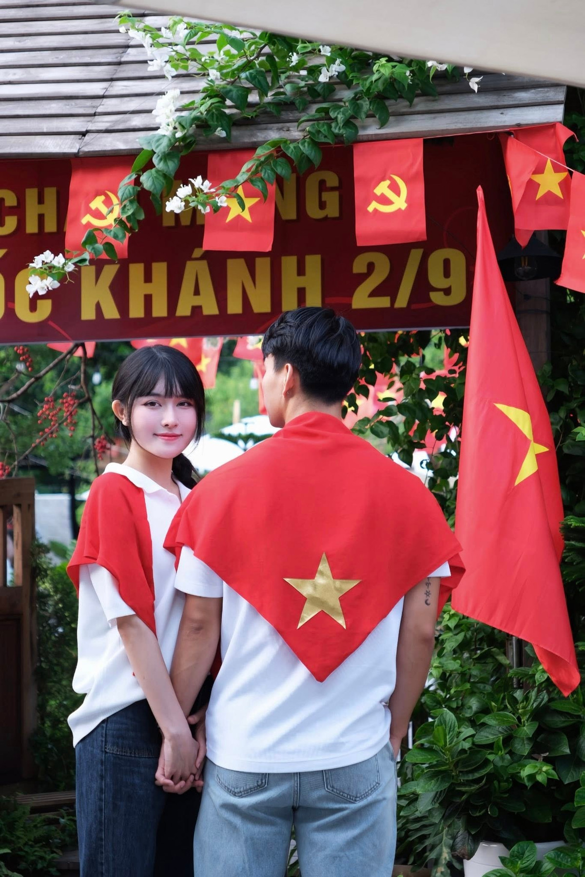 Không kém cạnh bạn trai, Bích Hạnh cũng là một trong số những cái tên giỏi kiếm tiền của dàn WAG Việt. Hiện làm việc trong lĩnh vực thẩm mỹ, cô thường xuyên khoe thu nhập "khủng", tự mua nhà, tậu xe sang.