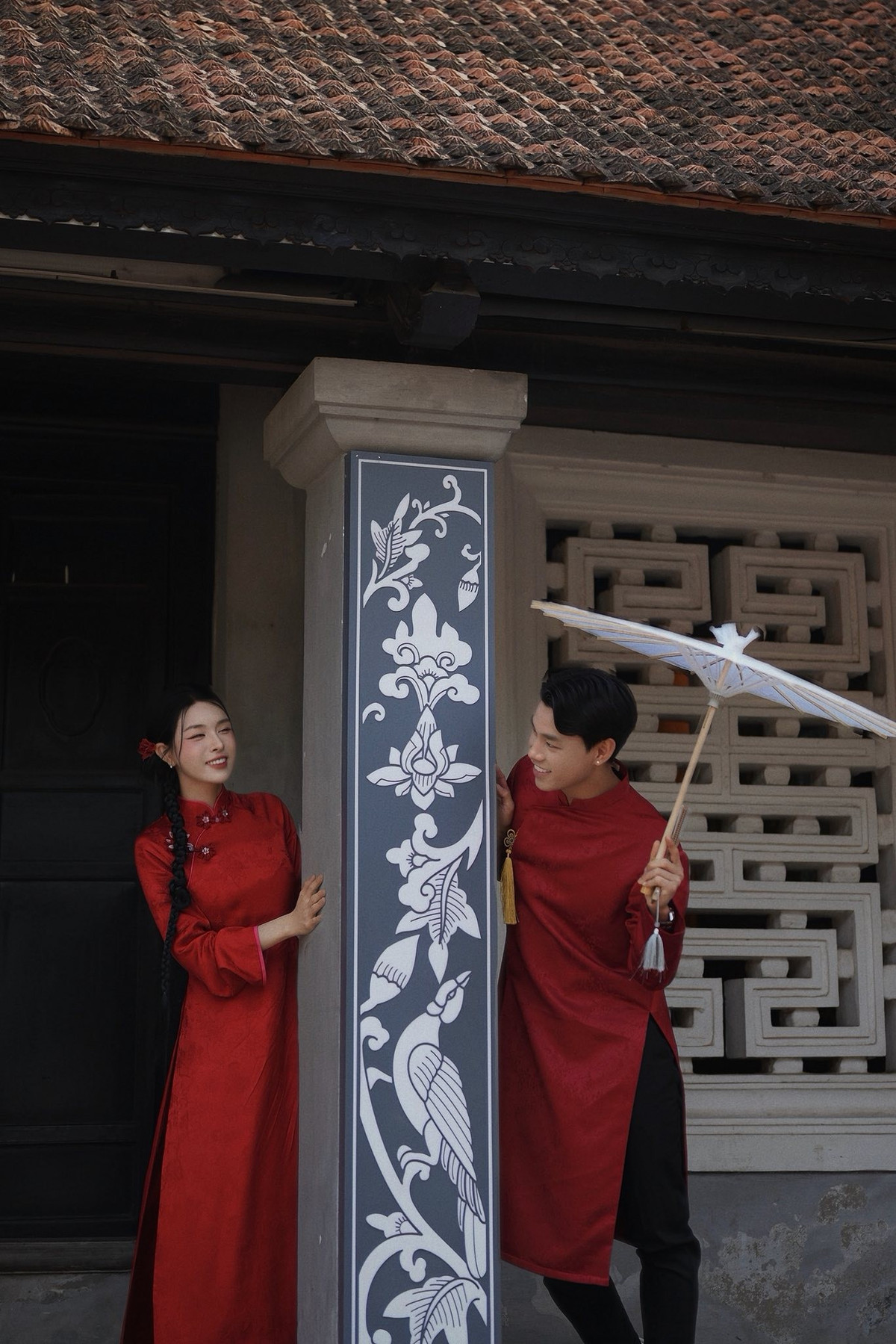 Song mỗi khi Văn Thanh tặng tiền, Bích Hạnh đều gom lại gửi tiết kiệm bởi không muốn tiêu tiền của anh. "Dồn cũng mấy sổ rồi đấy", cô tiết lộ.