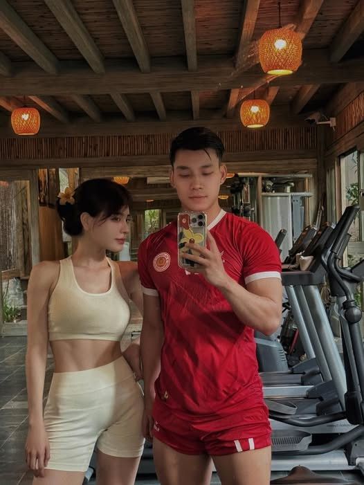 Kể từ khi công khai hẹn hò hồi tháng 4, đúng dịp sinh nhật 29 tuổi, Vũ Văn Thanh thường xuyên tỏ ra chiều chuộng, hào phóng với "hot girl phòng gym".