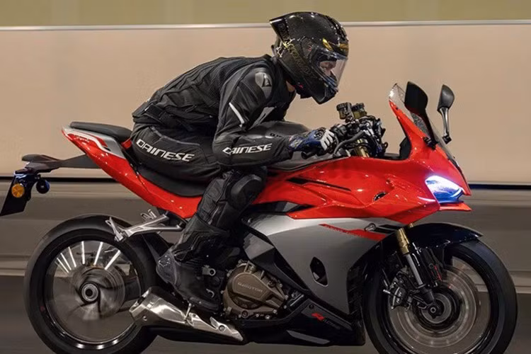 Mẫu xe môtô thể thao QJMotor SRK 500 RA 2025 đã được ra mắt tại thị trường Trung Quốc, nhưng nhà sản xuất vẫn chưa công bố ngày bán chính thức cũng như giá bán.