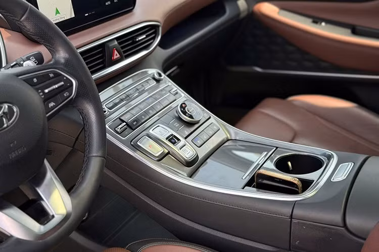 "Santa Fe đời mới bán chậm một phần vì thiết kế chưa hợp thị hiếu người dùng. Quan trọng hơn, động cơ dầu vốn bền bỉ, tiết kiệm nhiên liệu đã bị loại bỏ, thay bằng động cơ xăng nên nhiều khách hàng không mặn mà", một người dùng tìm mua xe Hyundai SantaFe đời cũ máy dầu cho hay.