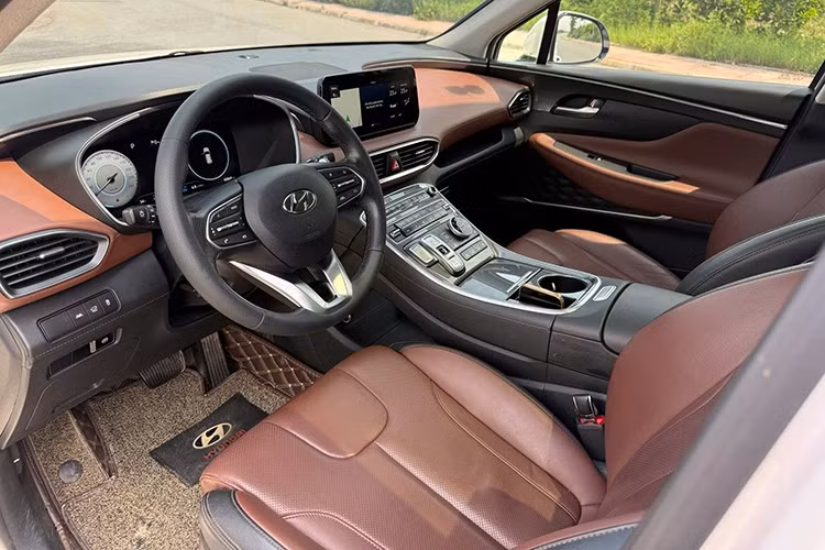 Hiện mẫu xe SUV Hyundai SantaFe thế hệ mới có giá từ 1,069 - 1,365 tỷ đồng, tùy phiên bản. Tuy nhiên, việc loại bỏ tùy chọn động cơ dầu đã khiến nhiều khách hàng quay trở lại tìm mua các mẫu SantaFe cũ sử dụng loại động cơ này.