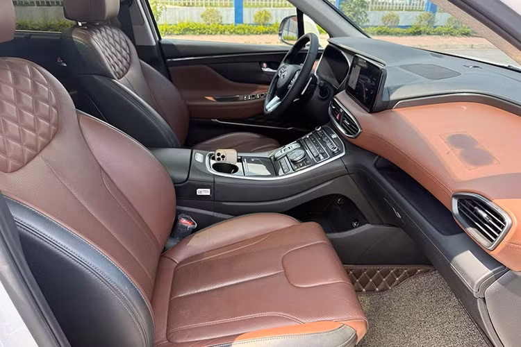 Việc xe Hyundai SantaFe cũ giữ giá cũng đặt ra những lưu ý cho người có nhu cầu mua xe đã qua sử dụng. Dù được đánh giá cao về chất lượng hoàn thiện và độ bền, người mua vẫn cần cẩn trọng khi chọn xe.