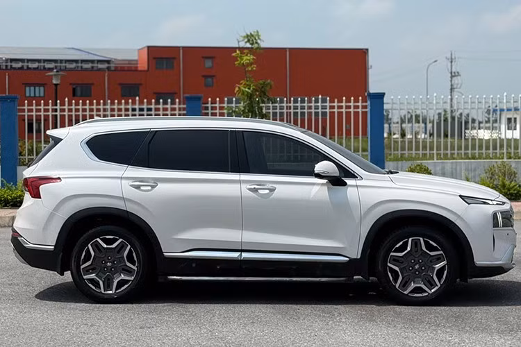 Sức hút của mẫu SUV Hyundai SantaFe 7 chỗ Hàn Quốc đến từ thiết kế cân đối, trang bị nhiều tiện nghi và khả năng vận hành ổn định. Nhờ vậy mà mẫu xe này có khả năng giữ giá tốt khi bán lại.