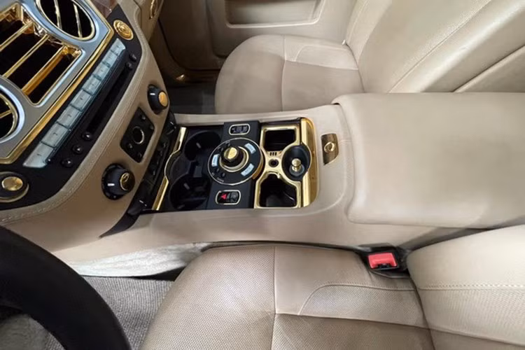Ở bên trong xe, các chi tiết kim loại như ốp vô lăng, tay nắm mở cửa, cửa điều hoà… đều được mạ vàng dày đặc rất sang trọng. Tất cả đều được biến hóa một cái hài hòa qua bàn tay hãng độ danh tiếng Real Gold Group đến từ Đức.