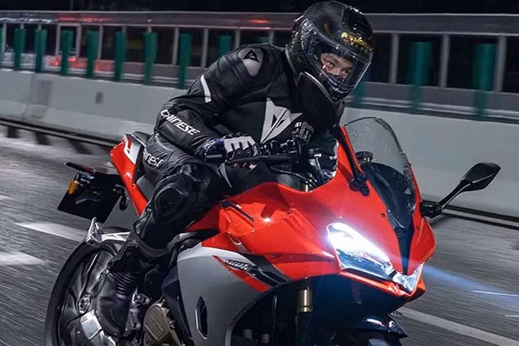 Về cơ bản, QJMotor SRK 500 RA được phát triển dựa trên nền tảng của SRK 500 RS đã ra mắt từ năm 2023, với thân xe, khung sườn, trang bị và động cơ tương đồng. Điểm khác biệt lớn nhất nằm ở hệ thống truyền động – SRK 500 RA được trang bị hộp số tự động, tuy nhiên chi tiết cụ thể về cách thức hoạt động của hệ thống này vẫn chưa được công bố rõ ràng.