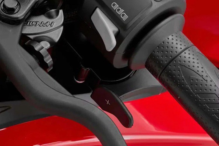 Dù câu nói khá mơ hồ, nhưng có thể phỏng đoán rằng xe vẫn giữ cần số như những mẫu xe truyền thống, nhưng được tích hợp chế độ lái đặc biệt, kết hợp với hệ điều hành riêng biệt để học hỏi thói quen sang số, vòng tua máy... từ người lái, từ đó dự đoán và thay số một cách tự động.