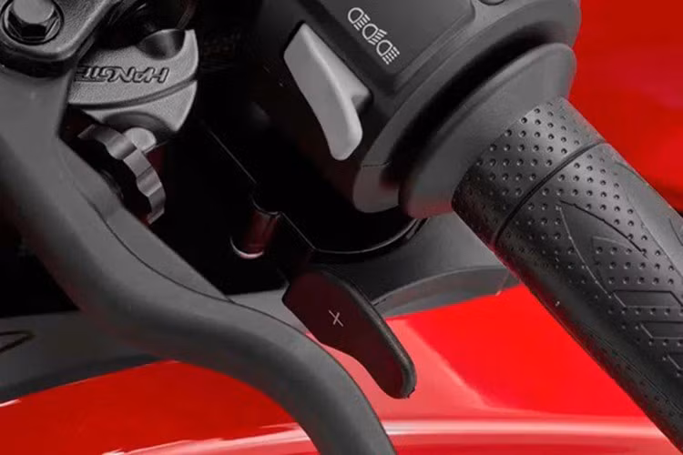 Dù câu nói khá mơ hồ, nhưng có thể phỏng đoán rằng xe vẫn giữ cần số như những mẫu xe truyền thống, nhưng được tích hợp chế độ lái đặc biệt, kết hợp với hệ điều hành riêng biệt để học hỏi thói quen sang số, vòng tua máy... từ người lái, từ đó dự đoán và thay số một cách tự động.