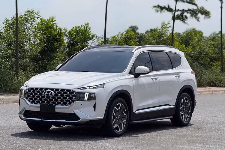 Dù đã bước sang thế hệ thứ 5 với diện mạo và trang bị hoàn toàn mới, Hyundai SantaFe đời cũ, đặc biệt là bản nâng cấp giữa vòng đời (ra mắt năm 2021), vẫn đang là một trong những lựa chọn được săn đón trên thị trường xe đã qua sử dụng.