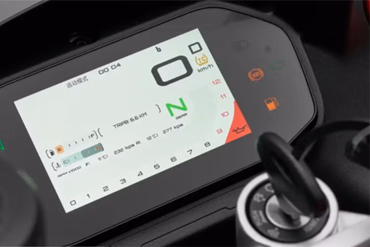 Trên trang mạng xã hội chính thức, QJMotor tuyên bố rằng chiếc xe này “thông minh hơn: học hỏi hành vi lái xe của bạn để mang đến trải nghiệm cá nhân hóa thực sự”.