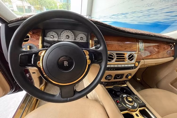 Chiếc Rolls-Royce Ghost mạ vàng của cựu Chủ tịch FLC thuộc thế hệ đầu tiên mang ký hiệu Series I. Ngoại thất xe có màu đỏ đậm cùng với rất nhiều chi tiết được mạ vàng 24k trên lưới tản nhiệt, viền cửa, mâm xe..