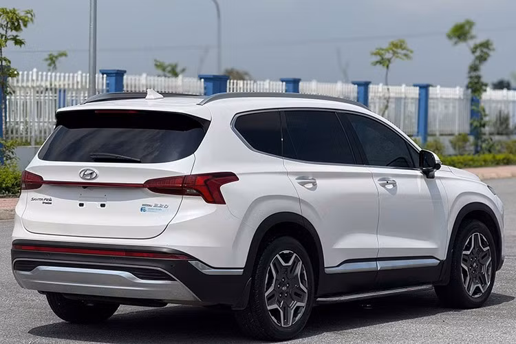 So sánh với các đối thủ cùng phân khúc và tầm giá, mức giữ giá của SantaFe nổi bật rõ rệt. Toyota Fortuner bản 2.4AT 4x2 có giá lăn bánh khoảng 1,25 tỷ đồng vào năm 2023, hiện chỉ còn khoảng 950 triệu đồng trên thị trường xe cũ, tức mất giá hơn 20%. Tương tự, Mazda CX-8 bản Premium từng có giá lăn bánh khoảng 1,3 tỷ đồng, nay giảm xuống còn 930 triệu đồng, cũng ghi nhận mức khấu hao trên 20%.