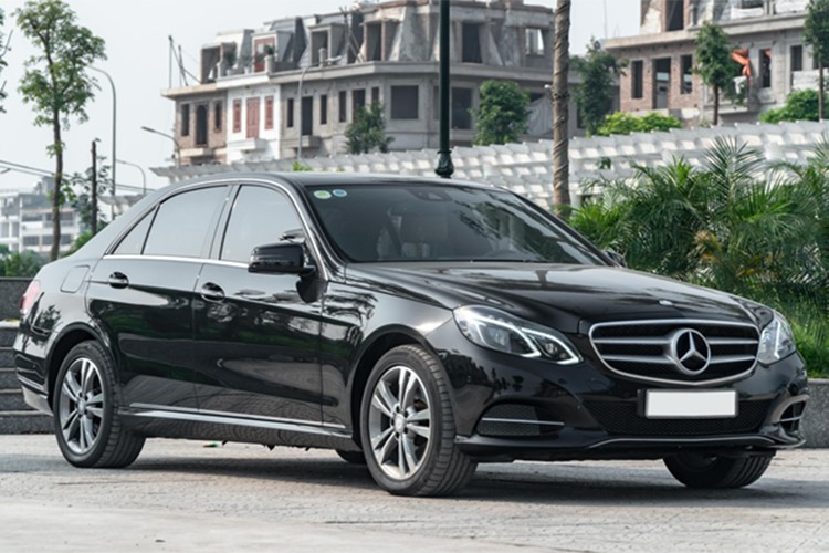 E-Class thế hệ mới được giới thiệu toàn cầu từ năm 2023 với thiết kế hiện đại hơn đáng kể. Ngoại thất xe mang nhiều cảm hứng từ dòng EQS, trong khi nội thất lột xác hoàn toàn với cách bố trí bảng điều khiển mang đậm hơi thở công nghệ, khác biệt rõ nét so với màn hình đôi kiểu truyền thống trên bản hiện hành.