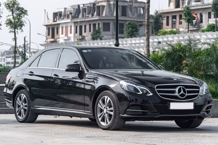 E-Class thế hệ mới được giới thiệu toàn cầu từ năm 2023 với thiết kế hiện đại hơn đáng kể. Ngoại thất xe mang nhiều cảm hứng từ dòng EQS, trong khi nội thất lột xác hoàn toàn với cách bố trí bảng điều khiển mang đậm hơi thở công nghệ, khác biệt rõ nét so với màn hình đôi kiểu truyền thống trên bản hiện hành.