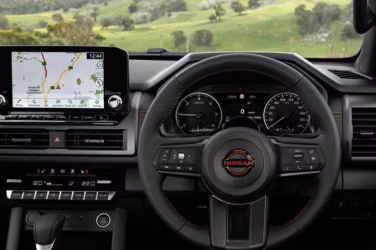 Ở phân khúc cao hơn, Navara ST-X có giá từ 63.177 AUD (tương đương 44.306 USD - hơn 1,139 tỷ đồng). Phiên bản này sở hữu mâm hợp kim 18 inch màu xám gunmetal, cánh lướt gió trước đồng màu với thân xe, lưới tản nhiệt và bậc lên xuống sơn bạc, cùng ốp gương chiếu hậu mạ chrome.