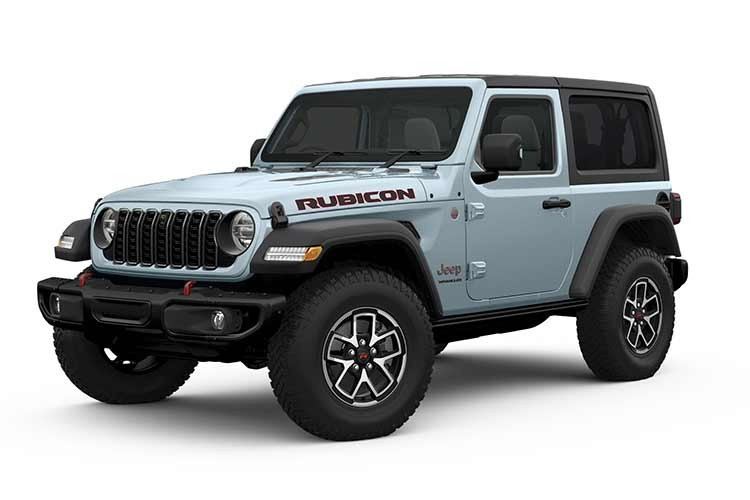 Jeep Wrangler và Jeep Gladiator 2026 đều được trang bị động cơ tăng áp 2.0 lít hoặc động cơ V6 3.6 lít, nhưng cùng chia sẻ hệ thống dẫn động bốn bánh Rock-Trac, tấm chắn gầm và hệ thống thông tin giải trí Uconnect 5 12.3 inch với Apple CarPlay và Android Auto không dây.