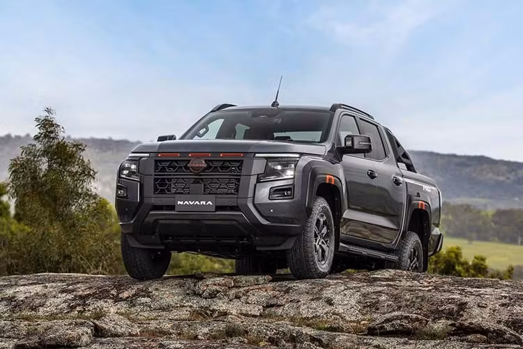 Tất cả các phiên bản Navara 2026 tại Úc đều được trang bị hệ thống treo hiệu chỉnh bởi Premcar, giúp cải thiện khả năng vận hành và độ êm ái. Khối động cơ diesel 2.4L tăng áp kép trên xe sản sinh công suất 204 mã lực và mô-men xoắn cực đại 470 Nm, cho mức tiêu thụ nhiên liệu kết hợp 7,7 lít/100 km. Khả năng kéo theo tiêu chuẩn đạt tới 3.500 kg với hệ thống phanh.