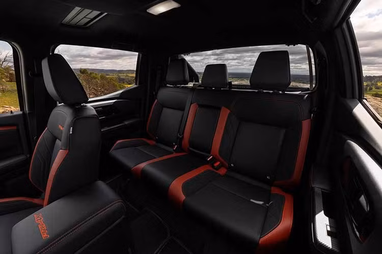 Dẫn đầu dòng sản phẩm là phiên bản Navara Pro-4X với giá bán từ 68.418 AUD (tương đương 47.981 USD - khoảng hơn 1,23 tỷ đồng). Xe sử dụng mâm 17 inch màu đen nhám kết hợp lốp đa địa hình, đi kèm các chi tiết nhấn màu cam “lava red” ở vòm bánh xe, cùng giá nóc và thanh thể thao sơn đen.