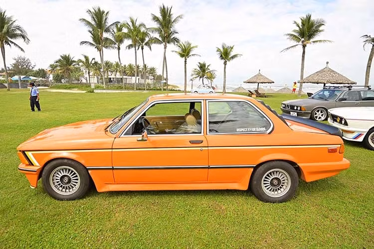 Điểm ấn tượng nhất của xe chắc chắn là bộ cản va trước với tấm ốp rất ấn tượng, như các bản xe đua. Theo một số nguồn tin, chiếc xe BMW 3 Series cổ điển này từng thuộc sở hữu của 1 Bimmer Đà Nẵng, và không có lý do gì ở lại thành phố biển xinh đẹp khi được "vua cà phê Việt" để mắt.