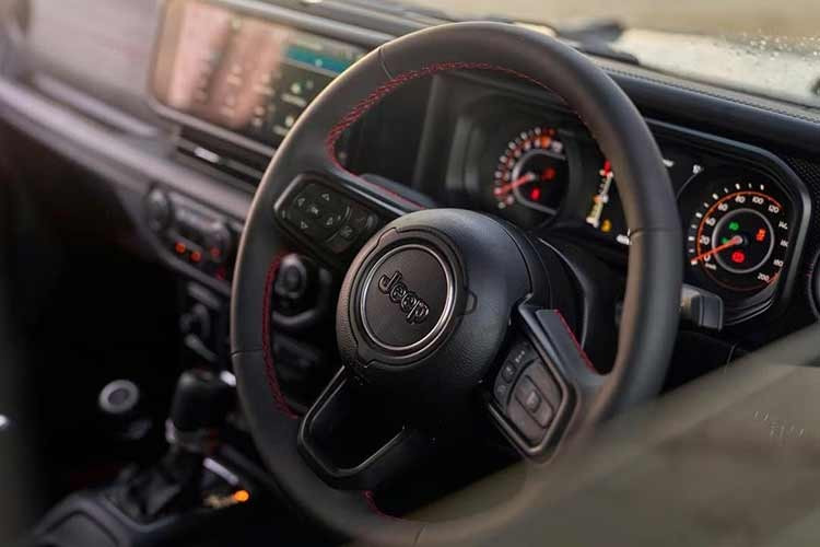 Những thay đổi trên Wrangler Rubicon thế hệ mới mang lại độ bền và khả năng bảo vệ tốt hơn khi đi đường địa hình với giá trị vượt trội. Wrangler cũng có màu Goldilocks mới, chỉ dành riêng cho phiên bản năm 2026.