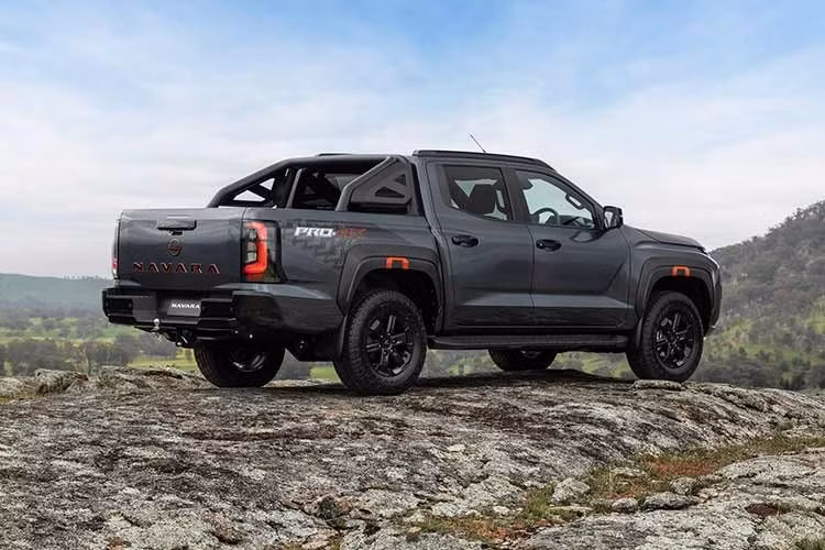 Nội thất bản Pro-4X được chăm chút với ghế ngồi bọc da phối suede, chỉ khâu cam nổi bật và logo dập nổi riêng biệt ở lưng ghế trước. Vô lăng cũng được bọc da với đường chỉ tương tự. Phiên bản này còn trang bị sẵn thanh thể thao phía sau, lót thùng, hỗ trợ đóng mở cốp và móc kéo.