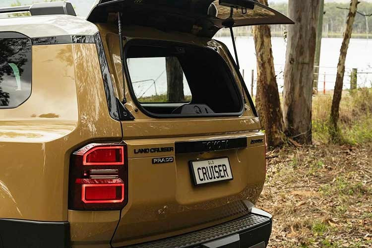 Trong khi đó, phiên bản Toyota Land Cruiser Prado 2026 đầu bảng là Kakadu tại thgij trường Úc cũng đã chính thức vượt ngưỡng 100.000 AUD (khoảng 1,8 tỷ đồng).