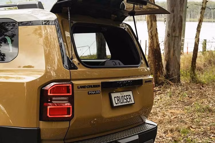 Trong khi đó, phiên bản Toyota Land Cruiser Prado 2026 đầu bảng là Kakadu tại thgij trường Úc cũng đã chính thức vượt ngưỡng 100.000 AUD (khoảng 1,8 tỷ đồng).