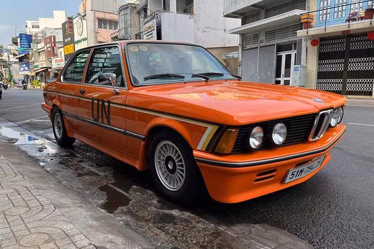 Trái ngược với người tiền nhiệm, kiểu dáng thân xe "Touring" với cửa hậu dốc không còn được cung cấp nữa. Các mẫu xe sáu xi-lanh dễ dàng nhận biết nhờ cụm đèn pha bốn bóng tròn, thay vì hai bóng như phiên bản cơ bản.