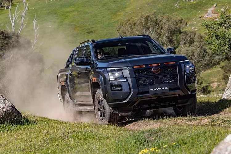 Giá xe Nissan Navara 2026 khởi điểm dành cho bản tiêu chuẩn SL là 53.348 AUD (tương đương 37.413 USD - khoảng 926 triệu đồng). Dù là phiên bản thấp nhất, SL vẫn được trang bị hệ thống đèn pha và đèn hậu LED, mâm thép 17 inch đi kèm lốp đa địa hình...