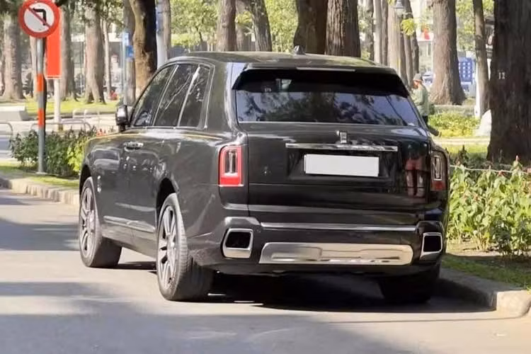 Điểm lạ là xe mang bộ mâm của bản cũ, không phải mâm xoáy kép của bản mới. Được biết, nếu chiếc xe Rolls-Royce Cullinan Series II này đăng ký biển 51 hay bất kỳ biển của tỉnh thành Việt Nam nào, chi phí sẽ hơn 50 tỷ đồng, còn nếu là biển CV hay NG, giá trị xe sẽ giảm 1 nữa.