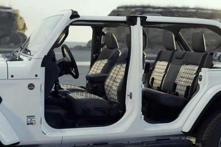 Bên trong, cả Jeep Wrangler 2026 và Jeep Gladiator 2026 đều có đường chỉ khâu vô lăng màu Tungsten thay vì màu đỏ trước đây. Ngoài ra, Wrangler Rubicon giờ đây được trang bị tiêu chuẩn cản trước bằng thép chịu lực cao, thường có giá 3.374 AUD.