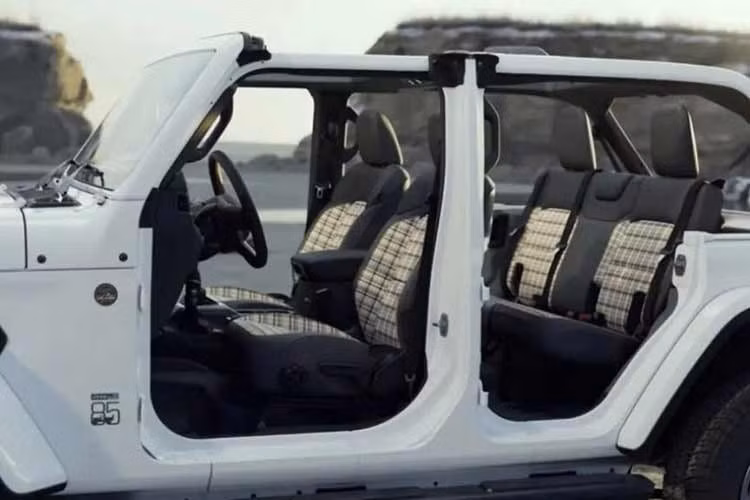 Bên trong, cả Jeep Wrangler 2026 và Jeep Gladiator 2026 đều có đường chỉ khâu vô lăng màu Tungsten thay vì màu đỏ trước đây. Ngoài ra, Wrangler Rubicon giờ đây được trang bị tiêu chuẩn cản trước bằng thép chịu lực cao, thường có giá 3.374 AUD.