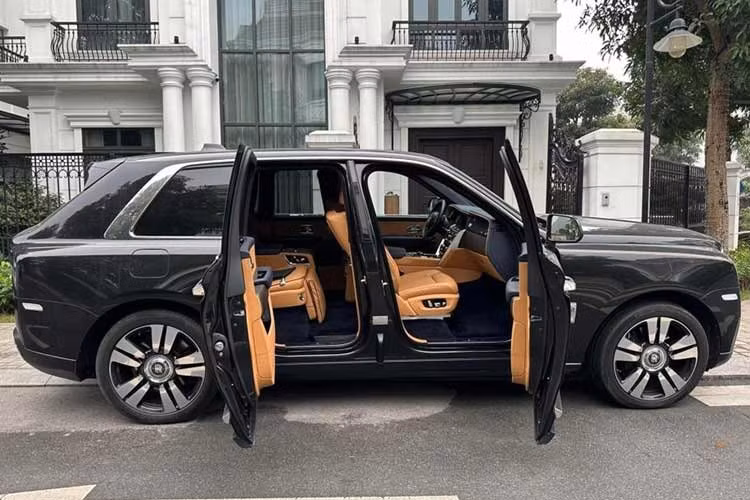 Được gọi bằng cái tên Rolls-Royce Cullinan II, mẫu SUV siêu sang này chỉ thay đổi nhẹ so với phiên bản cũ. Thay đổi dễ nhận thấy nhất của Rolls-Royce Cullinan II nằm ở dải đèn LED định vị ban ngày hình chữ "V" mới, bao quanh đèn pha nằm ngang. Theo hãng Rolls-Royce, đèn LED định vị ban ngày của xe được lấy cảm hứng thiết kế từ các tòa nhà chọc trời trong thành phố.