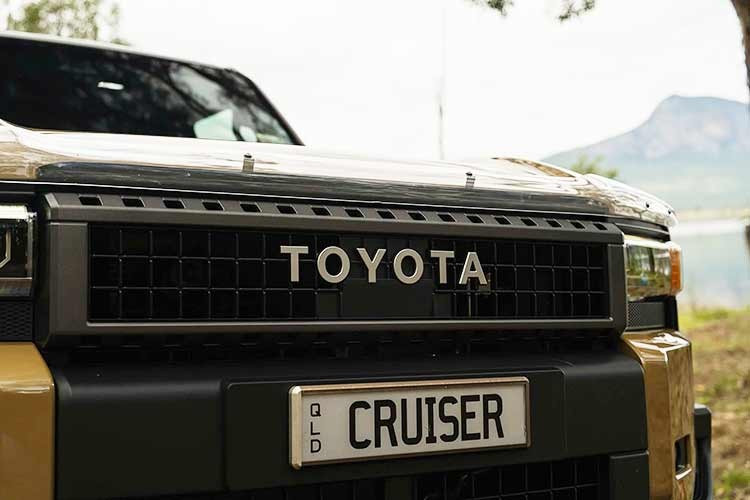 Điểm mới đáng chú ý nhất trên mẫu xe SUV Land Cruiser Prado Altitude 2026 chính là sự xuất hiện của hệ thống giám sát áp suất lốp. Trước đây, tính năng này vốn chỉ được Toyota ưu ái lắp đặt trên các bản cao cấp như VX và Kakadu sử dụng mâm 20 inch thiên về đường phố.