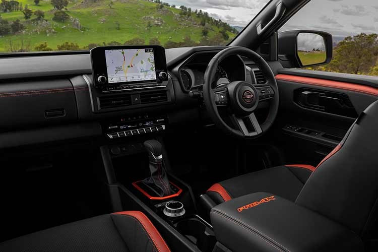 Nội thất phiên bản ST có thêm vô lăng bọc da, gương chống chói tự động, cửa kính sau màu tối cùng nhiều tiện nghi khác nhằm tăng tính thoải mái và tiện lợi so với bản SL.