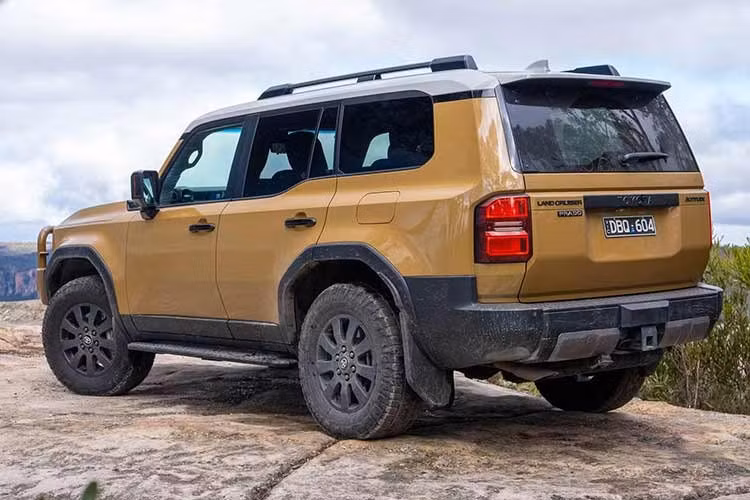 Động thái bổ sung trang bị lần này cho Toyota Land Cruiser Prado Altitude 2026 không chỉ giúp gia tăng sự an toàn mà còn cho thấy nỗ lực của hãng xe Nhật trong việc xóa nhòa ranh giới công nghệ giữa các dòng xe phổ thông và xe sang.