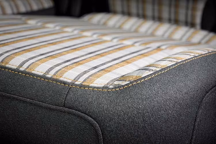 Trong khi đó, Jeep Gladiator Rubicon được trang bị hệ thống khởi động từ xa cùng với bộ dụng cụ đa năng hơn để chứa các dụng cụ và bu lông cần thiết để tháo mái, cửa và kính chắn gió.