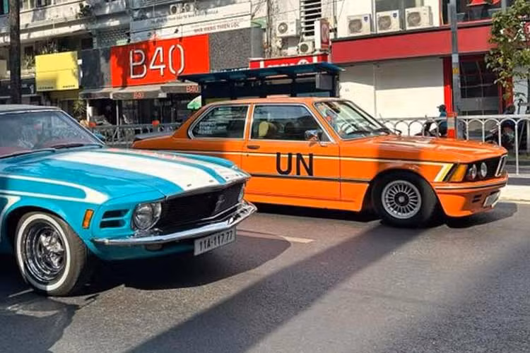 Nhưng vào năm 1977, động cơ 6 xi-lanh thẳng hàng sử dụng bộ chế hòa khí đã thay thế cả hai mẫu 320 và 320i, trong khi một phiên bản giảm công suất của động cơ phun nhiên liệu bốn xi-lanh được bán tại Hoa Kỳ.