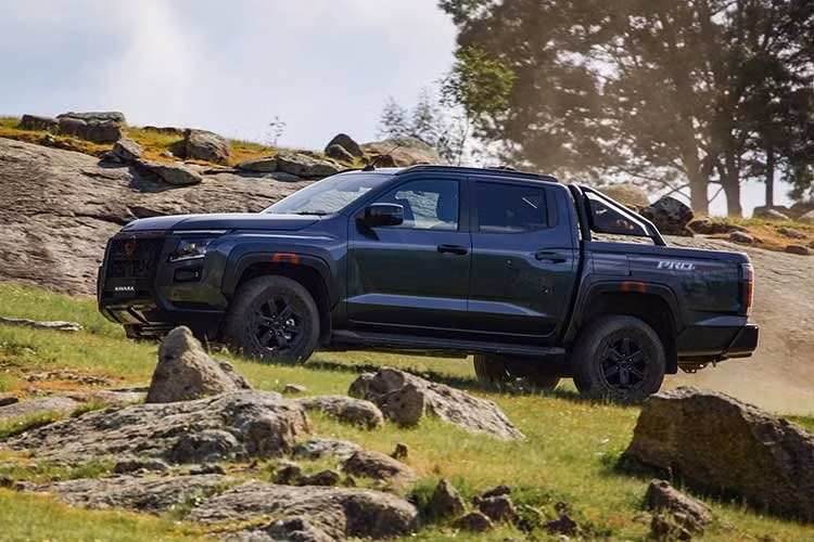 Navara 2026 bản tiêu chuẩn sở hữu màn hình trung tâm 9 inch hỗ trợ Apple CarPlay không dây và Android Auto có dây. Hệ thống giải trí còn tích hợp radio kỹ thuật số DAB+ và bảng đồng hồ kỹ thuật số 7 inch.