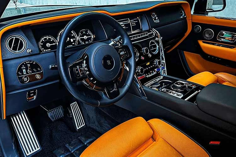 Ngoài ra, mẫu SUV siêu sang này còn được bổ sung cản trước mới và lưới tản nhiệt tích hợp đèn LED ẩn. Đây là lần đầu tiên dòng xe SUV siêu sang Rolls-Royce Cullinan được trang bị lưới tản nhiệt kiểu này.