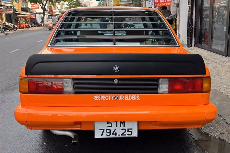 Vào năm 1978, dòng 3-series đã nhận được động cơ sáu xi-lanh phun nhiên liệu đầu tiên trong mẫu 323i với tư cách là mẫu xe hiệu suất hàng đầu; và vào năm 1981, một động cơ 1,6 L giảm công suất ở phiên bản cơ bản đã được cung cấp trong mẫu 315.