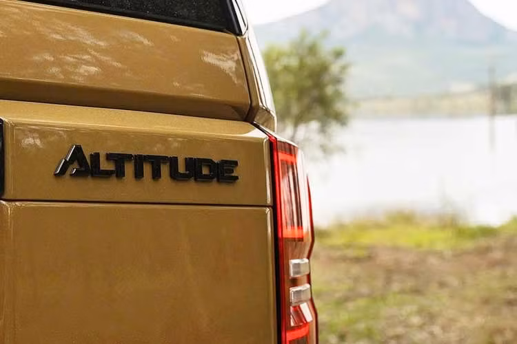 Đây là lần đầu tiên hãng kết hợp hệ thống cảm biến này với bộ mâm 18 inch đi kèm lốp địa hình Toyo đặc chủng. Cách làm này tương đồng với mẫu xe sang Lexus GX 550 Overtrail, giúp người lái dễ dàng kiểm soát tình trạng lốp khi di chuyển qua các địa hình phức tạp hoặc khi cần xả bớt hơi để tăng độ bám đường.