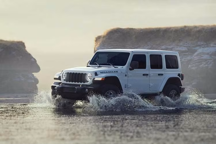 Jeep Gladiator Rubicon 2026 cũng có giá khởi điểm tương tự như Wrangler 4 cửa, và Jeep cũng giới thiệu phiên bản đặc biệt kỷ niệm 85 năm Wrangler với giá 88.490 AUD (hơn 62.000 USD).