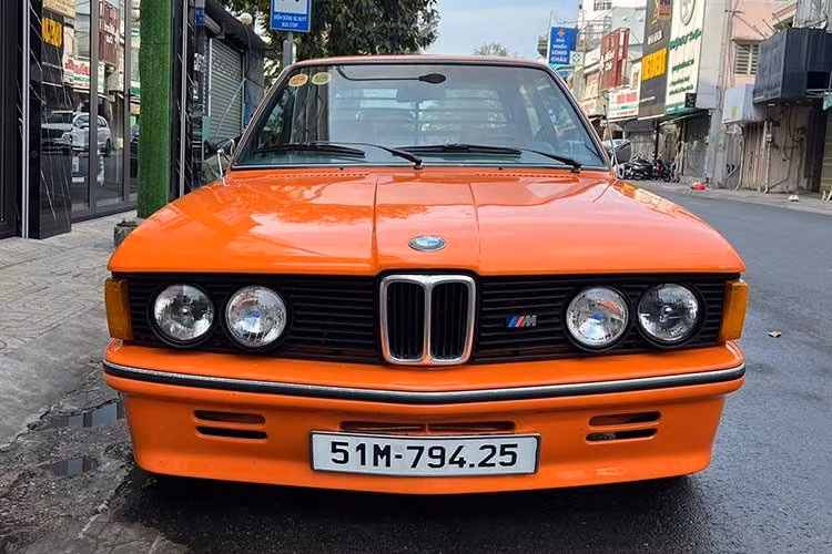 Kiểu xe mui trần, do hãng Baur sản xuất , được sản xuất từ ​​năm 1978 đến 1981, với tất cả các loại động cơ có sẵn. Không có mẫu BMW M3 nào cho thế hệ E21, nhưng một số mẫu phiên bản giới hạn đã được sản xuất dựa trên mẫu có động cơ lớn nhất, 323i 6 xi-lanh.Mẫu E21 đã được thay thế bằng dòng E30 3 Series vào năm 1982.