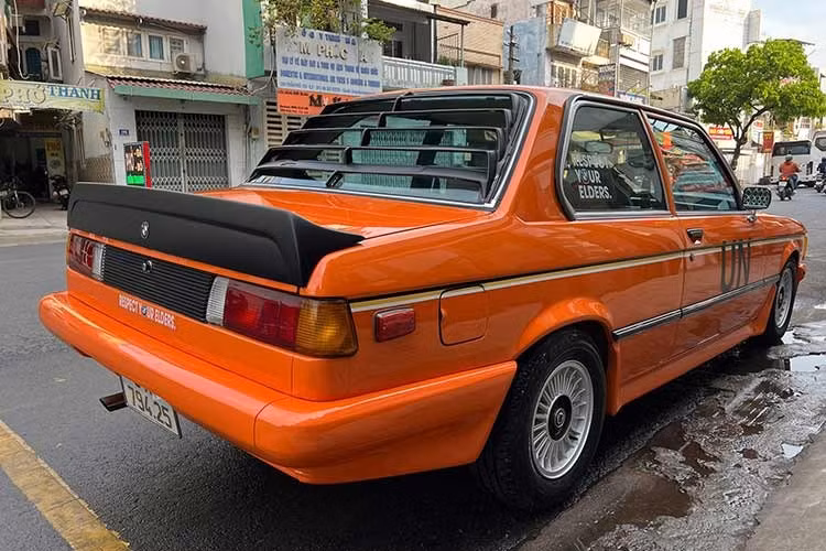 BMW E21 là thế hệ đầu tiên của dòng xe BMW 3 Series, một dòng xe hạng sang cỡ nhỏ. E21 được sản xuất để thay thế cho dòng BMW 02 Series. Dòng xe này chỉ được sản xuất với kiểu dáng thân xe sedan/coupé hai cửa thể thao (ngoại trừ các phiên bản mui trần do Baur sản xuất).