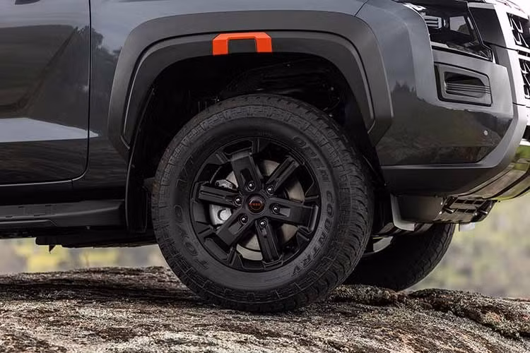 Nâng cấp lên Navara 2026 bản ST, người dùng sẽ phải chi từ 56.765 AUD (khoảng 39.809 USD - khoảng hơn 1 tỷ đồng). Phiên bản này được bổ sung đèn sương mù LED, mâm hợp kim 17 inch màu bạc, gương chiếu hậu có chức năng sưởi, tự động gập và tích hợp xi-nhan.